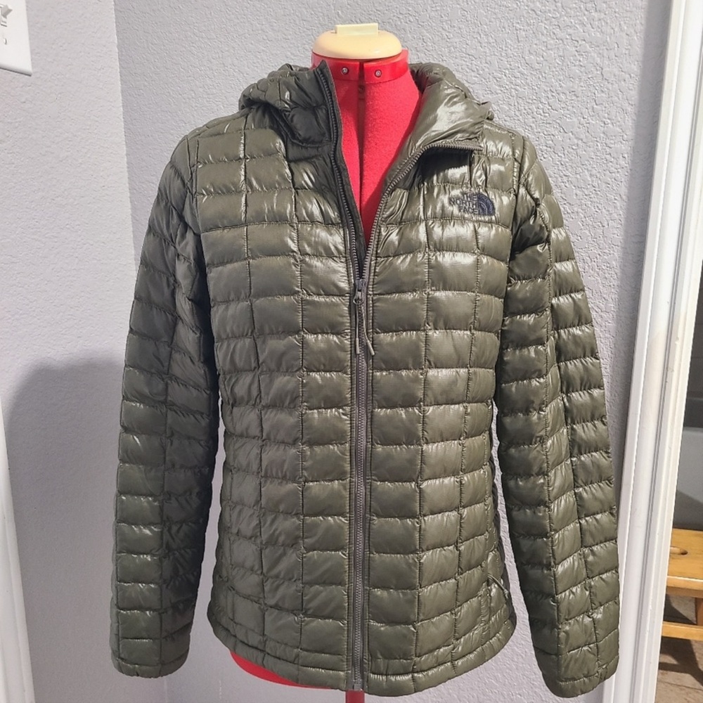 The North Face -WOMEN'S THERMOBALL ™ ECO HOODIE 2.0, size Medium, khaki green.